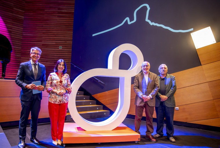 Zoilo Alemán, Carolina Darias, Antonio Morales y Manuel Benítez posando ante el logo de la Candidatura de LPGC a Capital Cultural Europa 2031