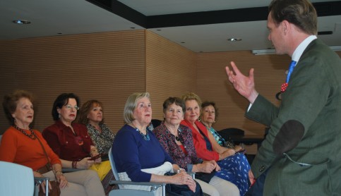 Imagen noticia - Tilman Kuttenkeuler mantiene un encuentro con los guías voluntarios del Teatro Pérez Galdós