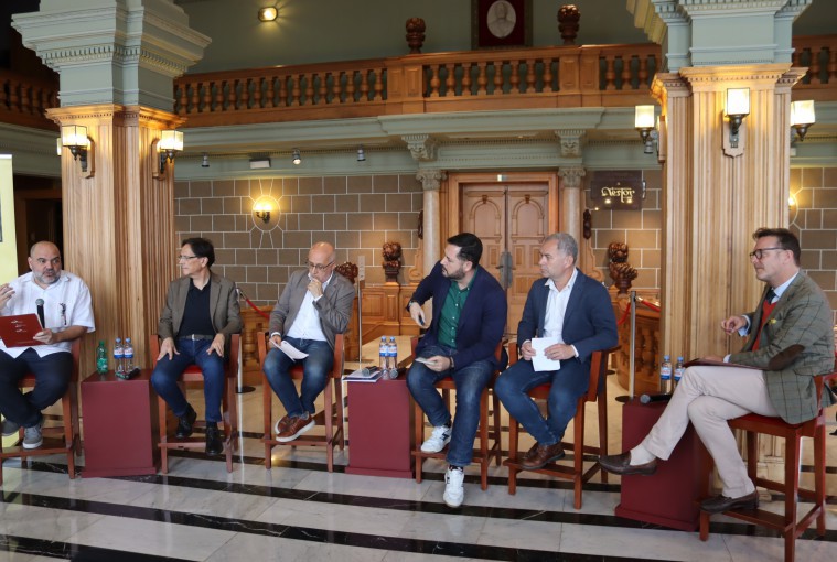 Mario Vega, De la Rosa, Antonio Morales, Íñiguez, González y Kuttenkeuler en la presentación